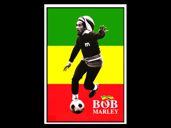 T-Shirt Noir Manches Courtes Bob Marley Footballeur avec Drapeau Rastafari Vert